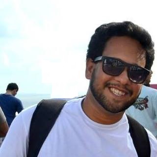 imagem de perfil do Claudio de oculos escuro e sorrindo